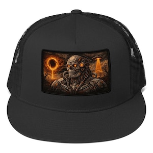 Könnte beinhalten: Eine schwarze Trucker-Cap mit einem rechteckigen Aufnäher auf der Vorderseite. Der Aufnäher zeigt eine detaillierte Illustration eines mechanischen Cyborg-Schädels mit leuchtend orangefarbenen Augen vor einer dunklen Landschaft mit Feuerring.