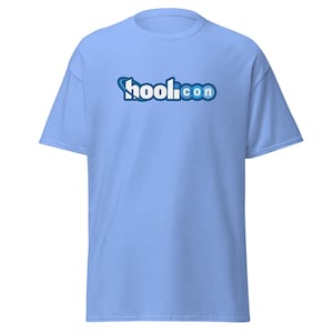 Könnte beinhalten: Hellblaues T-Shirt mit dem Wort "hoolicon" in einem stilisierten blau-weißen Schriftzug auf der Brust. Das Shirt besteht aus einem weichen Material und hat kurze Ärmel.
