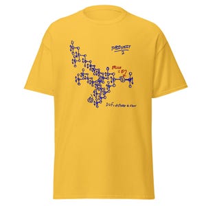 Puede incluir: Una camiseta amarilla de manga corta con un diagrama complejo en tinta azul de líneas y flechas interconectadas. El gráfico incluye texto escrito a mano que dice T=800xM.J.T/2, ERLICH=E y D2f=distance to floor en tinta azul y roja.