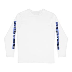 Puede incluir: Una camiseta blanca de manga larga con el texto "SECRETARY OF INTERIOR" impreso verticalmente en letras negras con un borde azul a lo largo de ambas mangas. La prenda tiene un cuello redondo y una parte delantera y trasera lisa.