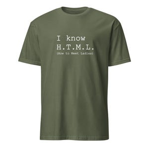 Könnte beinhalten: Olivgrünes T-Shirt mit weißem Text: "I know H.T.M.L. (How to Meet Ladies)". Das T-Shirt hat einen Rundhalsausschnitt und kurze Ärmel. Der Text ist mittig auf der Vorderseite des Shirts platziert.