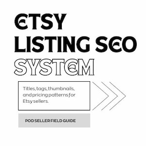 Op de afbeelding: Zwart-witte afbeelding met de tekst "ETSY LISTING SEO SYSTEM". De tekst "Titles, tags, thumbnails, and pricing patterns for Etsy sellers" staat in een wit kader. Daaronder staat de tekst "POD SELLER FIELD GUIDE."