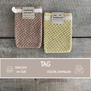 Op de afbeelding: Twee rechthoekige gehaakte tasjes met een textuursteekpatroon. Het linker tasje is bruin met een witte bovenrand en een label met de tekst handmade with love. Het rechter tasje is olijfgroen met een label met de tekst i am handmade.