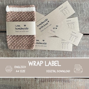 Op de afbeelding: Een bruin en wit gehaakte hoes omwikkeld met een beige papieren label met de tekst i am handmade, treat me with care. Diverse extra beige papieren labels zijn inbegrepen, voorzien van de tekst handmade with love, treat me with care.
