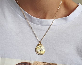 Halsband med solskiva och hänge i guld, elegant medaljonghalsband i lager-på-lager-stil