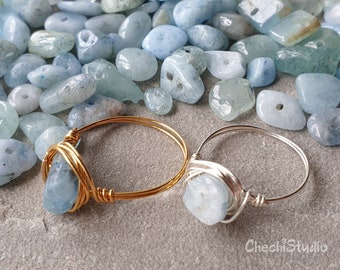 Anillo de aguamarina, chapado en oro de 22 quilates con engaste de alambre, piedra natal de marzo