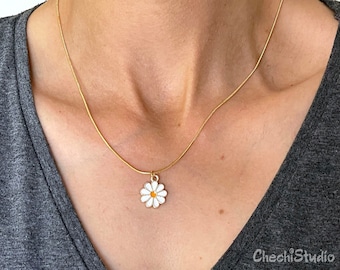 Dainty Gold Daisy Necklace, Collier de charme de fleur d'émail, collier de superposition de chaîne de serpent