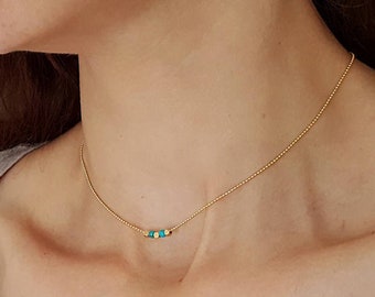 Delicado collar de cuentas turquesas, cadena chapada en oro de 22 quilates