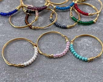 Anillo con cuentas y alambre enrollado, chapado en oro de 22 quilates