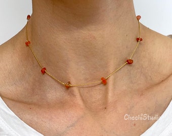 Halsband med orange karneolpärlor i guld, elegant halsband med ädelstenar i guld, helande kristall, halsband med sakralchakra