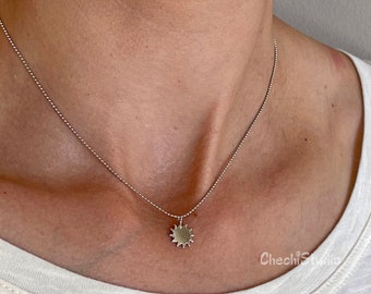 Colar delicado com pingente de sol banhado a prata, estilo minimalista com efeito raio de sol.