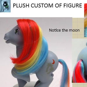 Puede incluir: Figura de peluche personalizada de un pony con cuerpo gris, melena y cola arcoíris, y un diseño de luna creciente y palmera en el flanco. El texto "PLUSH CUSTOM OF FIGURE" es visible.