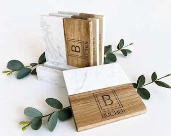 Juego de posavasos personalizados de madera de acacia y mármol con soporte.