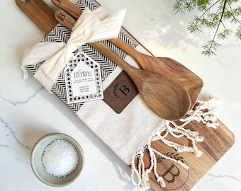 Juego de regalo personalizado de madera de acacia: tabla de cortar grabada, utensilios, toalla, etiqueta.