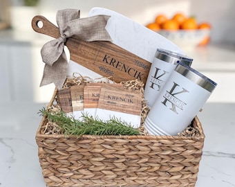 Cesta de regalo personalizada: vasos grabados, tabla para servir grabada y juego de posavasos.