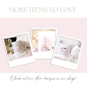 K&ouml;nnte beinhalten: Ein hellrosa Hintergrund mit drei Bildern im Polaroid-Stil. Ein Bild zeigt eine Tasse mit dem Text "Pumpkin Spice Girl". Ein anderes zeigt eine rosa Illustration einer Person mit Geschenken. Das dritte zeigt eine Tasse mit dem Text "Hello Pumpkin".