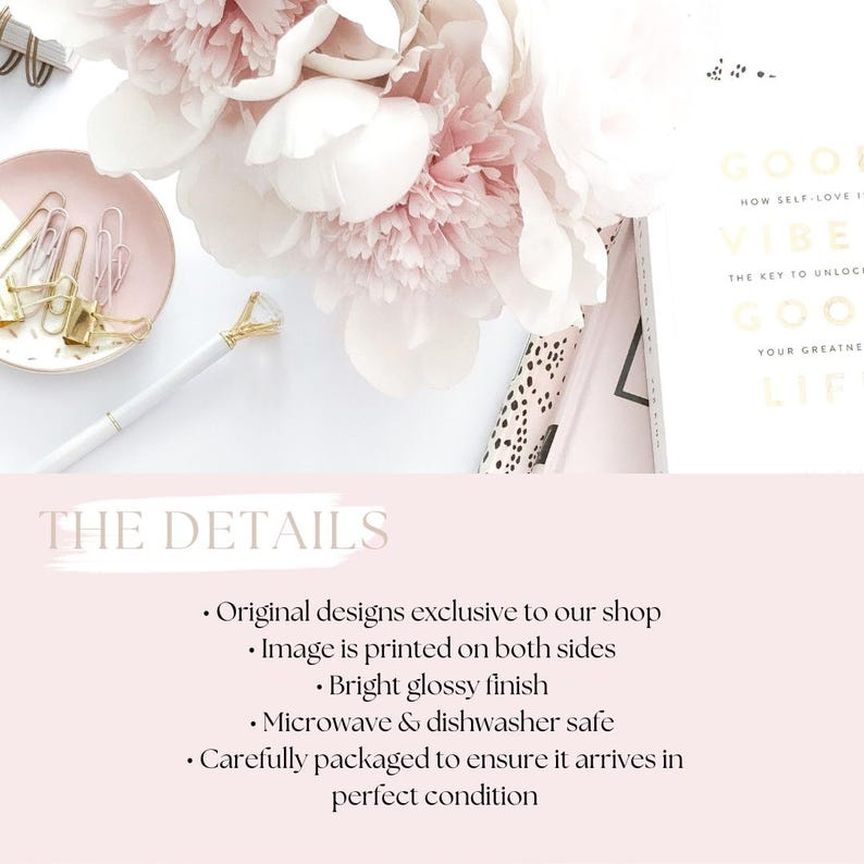 K&ouml;nnte beinhalten: Ein Arrangement mit rosa-wei&szlig;en Blumen, einem Stift mit Diamantspitze und einer rosa Schale mit goldenen B&uuml;roklammern. Der Text "THE DETAILS" ist unten zu sehen, mit Informationen &uuml;ber das Design und die Ausf&uuml;hrung.