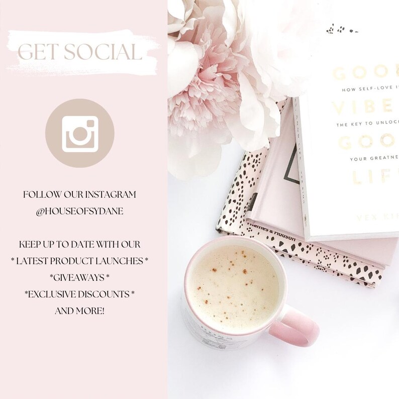K&ouml;nnte beinhalten: &Auml;sthetische Anordnung mit einer rosa Kaffeetasse, B&uuml;chern und Blumen. Der Text "GET SOCIAL" und der Instagram-Handle @HOUSEOFSYDANE sind sichtbar. B&uuml;cher haben goldene Buchstaben. Das Gesamtthema ist Lifestyle und Selbstpflege.