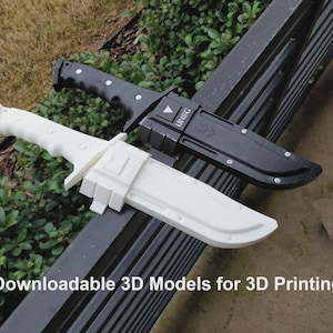 Könnte beinhalten: Zwei 3D-gedruckte Messer mit Scheiden. Eines ist weiß, das andere schwarz. Das schwarze Messer hat den Text "UNSC" auf der Scheide. Das Bild enthält auch den Text "Downloadable 3D Models for 3D Printing".