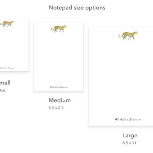K&ouml;nnte beinhalten: Drei Notizblockgr&ouml;&szlig;en mit einer Leopardenillustration und dem Text "Madeline Robinson" unten. Die Gr&ouml;&szlig;en sind klein (4x6 Zoll), mittel (5,5x8,5 Zoll) und gro&szlig; (8,5x11 Zoll).