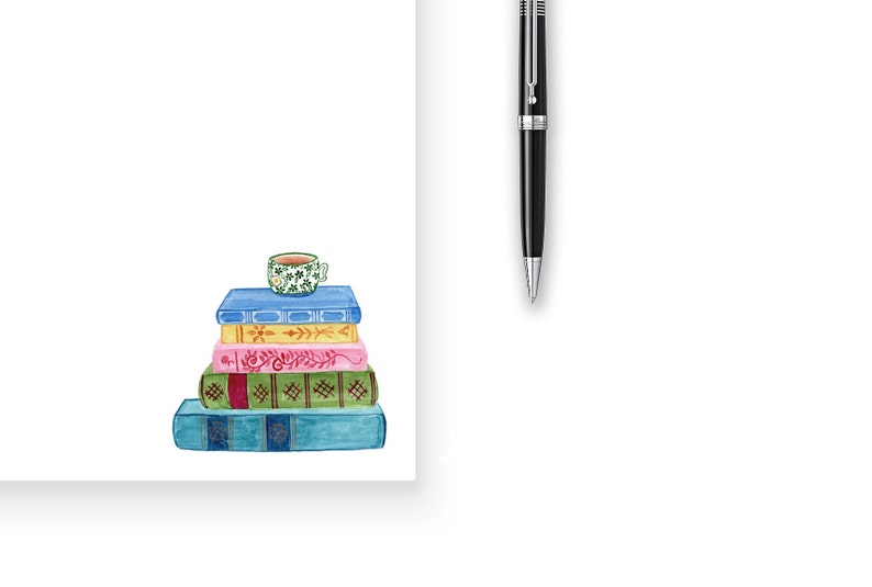 K&ouml;nnte beinhalten: Ein Stapel von f&uuml;nf bunten B&uuml;chern mit einer kleinen gr&uuml;n-wei&szlig;en Teetasse obenauf. Die B&uuml;cher sind pyramidenf&ouml;rmig angeordnet und haben verschiedene Muster und Designs auf ihren Einb&auml;nden.