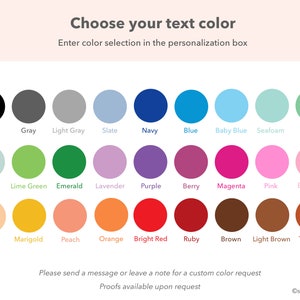 K&ouml;nnte beinhalten: Eine Farbpalette mit 24 verschiedenen Farbfeldern, wobei die Namen der einzelnen Farben darunter aufgelistet sind. Die Farben umfassen Schwarz, Grau, Hellgrau, Schiefer, Marineblau, Blau, Babyblau, Meeresschaum, Jade, Nebel, Limettengr&uuml;n, Smaragd, Lavendel, Lila, Beere, Magenta, Rosa, Babyrosa, Sand, Ringelblume, Pfirsich, Orange, Rot, Rubin, Braun, Hellbraun und Terrakotta. Der Text "W&auml;hlen Sie Ihre Textfarbe" befindet sich oben auf der Farbpalette, und der Text "Geben Sie die Farbauswahl in das Personalisierungsfeld ein" befindet sich darunter. Der Text "Bitte senden Sie eine Nachricht oder hinterlassen Sie eine Notiz f&uuml;r eine benutzerdefinierte Farbanfrage" befindet sich unten auf der Farbpalette, und der Text "Beweise auf Anfrage verf&uuml;gbar" befindet sich darunter. Der Text "@studiocprints" befindet sich in der unteren rechten Ecke der Farbpalette.