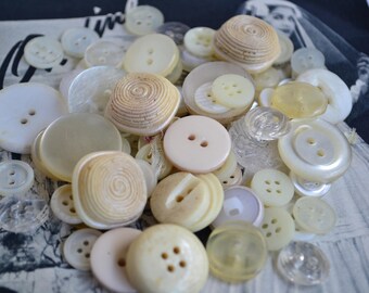 80Buttoni. Avorio e pulsanti bianchi. Bottoni vintage degli anni '60 e '70. Bottoni. Pulsanti di diverse forme e dimensioni. Bottoni per la produzione di gioielli.
