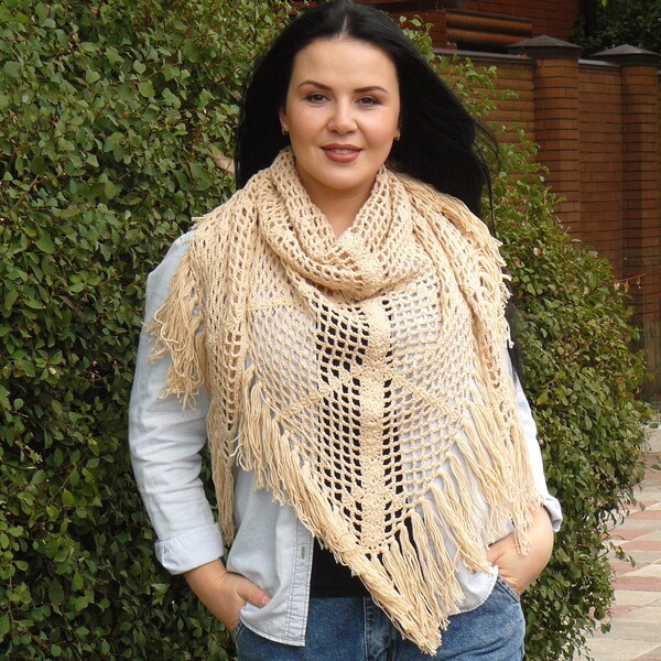 Châle triangle en dentelle, châle au crochet avec pompon, châle en dentelle au crochet, châle ajouré beige pour femme, écharpe de portage, écharpe de demoiselle d'honneur beige