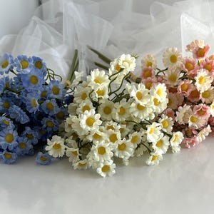 Bouquet di margherite, fiori di seta finti, mazzo di margherite selvatiche, bouquet di fiori artificiali bianchi, rosa e blu, bouquet da sposa fai da te, mazzo di fiori x 1