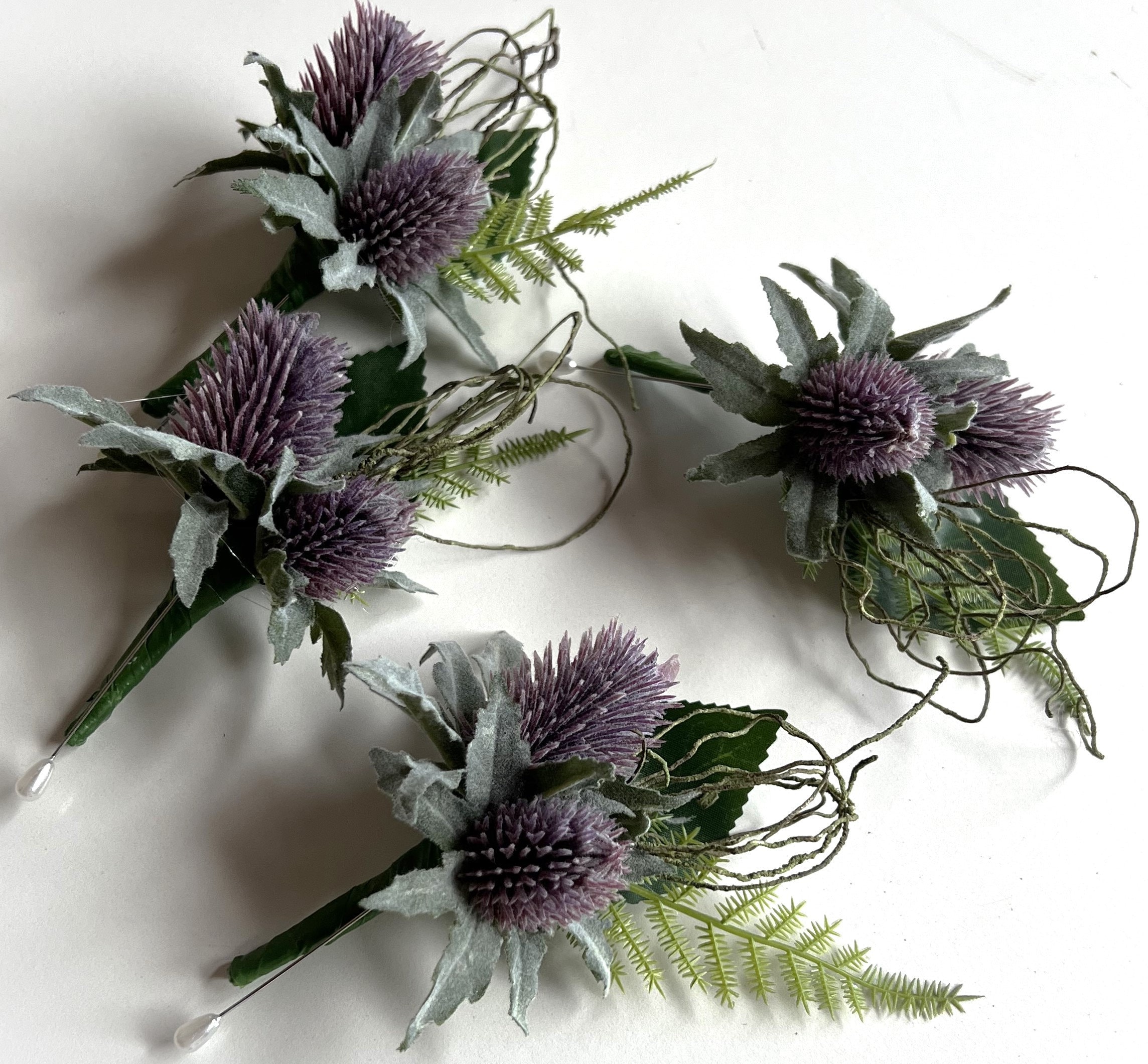 Boutonnière chardon pourpre poussiéreux : fleurs rustiques pour le mariage du marié