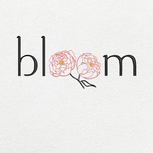 以下が含まれることがあります： 黒い筆記体で「bloom」という言葉が書かれた白い背景。 黄色の中心と緑の茎を持つ2つのピンク色のシャクヤクの花が、その言葉の隣にあります。 画像はテクスチャ加工されています。