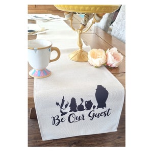 A bela e a fera inspirada em citação preta &quot;Be our Guest&quot; - Jogo americano e festa Decoração de corredor de mesa hessian Disney Presente de corredor de férias