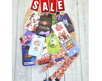 OFERTA: Llavero con cordón y porta credencial de personajes Disney Pixar. Incluye pines, pines de seguridad, accesorios de Disney y otros artículos.