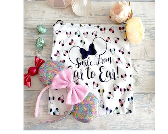 Orelhas da Disney, orelhas da Minnie Mouse "sorriso de orelha a orelha", suporte para orelhas do Mickey, protetor de orelhas com cordão, bolsa macia para presente