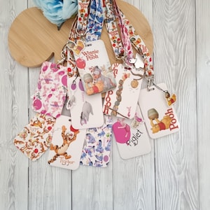 Llavero clásico de Winnie the Pooh, Piglet, Tigger, Eeyore, porta credencial, identificación a juego, personaje de Disney, clip de seguridad de seguridad, regalo.