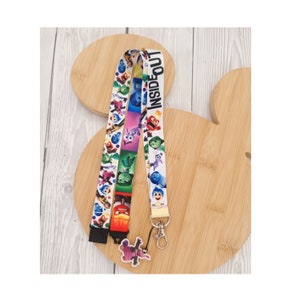Disney Intensamente Alegría Tristeza Envidia Ira Miedo Cordón / llavero / porta credencial Identificación Nombre Personaje Disney Cordón Breakaway Clip de seguridad Regalo