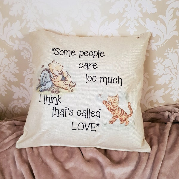 Winnie de Poeh Knorretje Teigetje Iejoor citaat "sommige mensen geven te veel om, het heet liefde" sierkussen Disney kamer decor 45cm cadeau