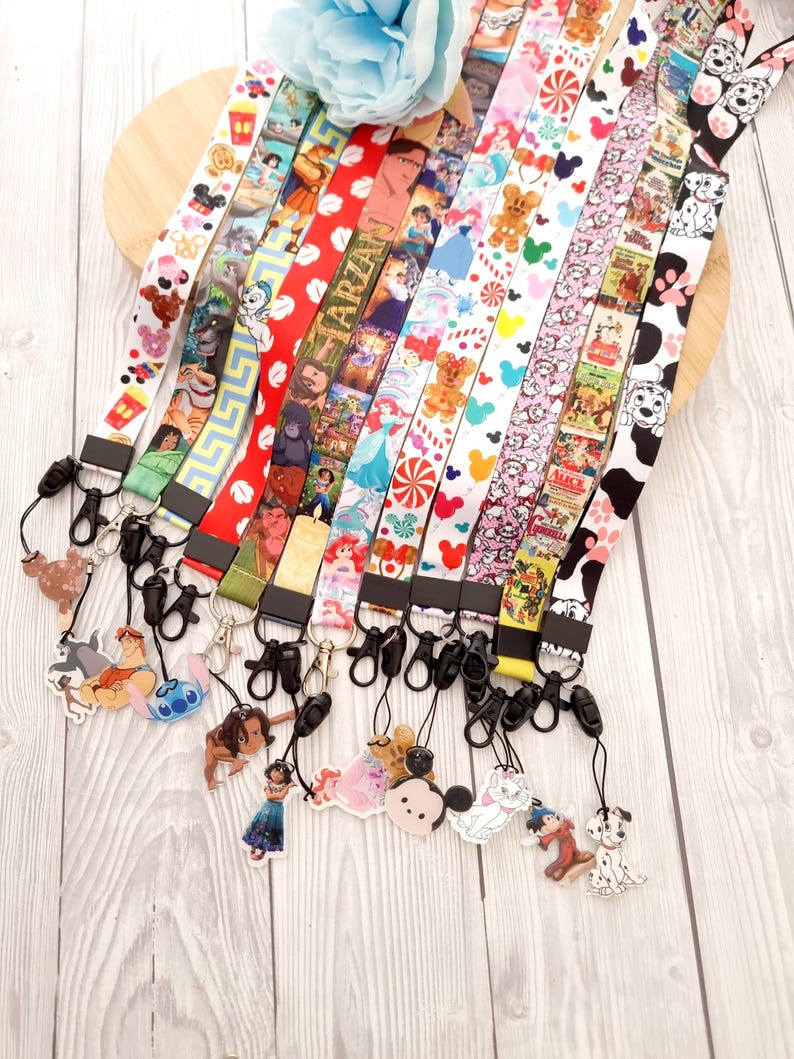 Globo de oreja de Mickey Stitch de Disney vintage, Castillo Ratatouille, Hércules, WALL-E, cordón/llavero/insignia de identificación/cordón de personaje de Disney, regalo imagen 1