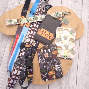 Cordón/llavero/porta credencial con cordón de Star Wars R2-D2 Darth Vader Baby Yoda/nombre de identificación de plástico a juego - Cordón de regalo con personaje de Disney