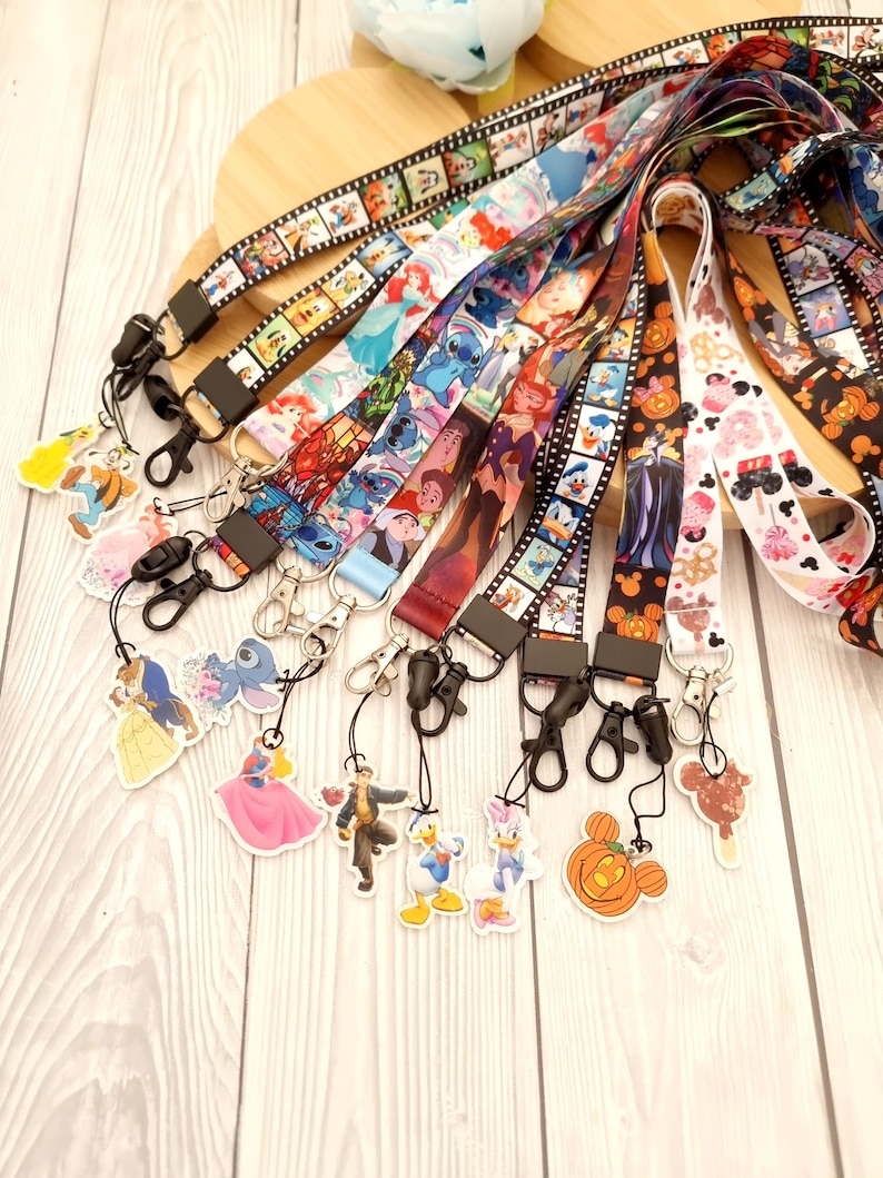 Globo de oreja de Mickey Stitch de Disney vintage, Castillo Ratatouille, Hércules, WALL-E, cordón/llavero/insignia de identificación/cordón de personaje de Disney, regalo imagen 2
