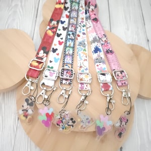 Puede incluir: Seis correas de cordón coloridas con personajes de Disney como Mickey y Minnie Mouse. Las correas tienen varios patrones, incluyendo imágenes de personajes, tiras de película y corazones. Cada correa tiene un cierre de metal y un dije acrílico a juego.