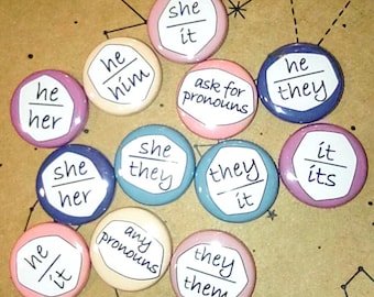 Orgullo queer // pronombres: ella/ella, él/lo, ellos/ellas, ello/suyo // botones sutiles de 1"
