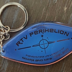 Diarios de Murderbot // Tripulación Perihelion // Universidad PanSystem // Llavero acrílico arcoíris