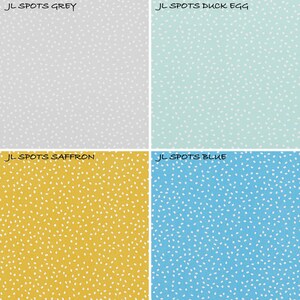 K&ouml;nnte beinhalten: Ein Vier-Quadranten-Raster aus Stoffmustern mit einem wei&szlig;en Punktmuster. Oben links JL SPOTS GREY, oben rechts JL SPOTS DUCK EGG, unten links JL SPOTS SAFFRON und unten rechts JL SPOTS BLUE, in den Farben Grau, Hellgr&uuml;n, Gelb und Blau.