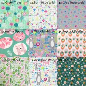 K&ouml;nnte beinhalten: Eine Collage aus 18 verschiedenen Stoffmustern mit verschiedenen Waldmotiven. Die Muster umfassen gr&uuml;ne B&auml;ume, graue Pilze, Tierflecken, Waldgrau, Pfauenfedern, Everglades, Waldwei&szlig; und einen gr&uuml;nen Wald. Die Muster sind in einem Raster aus sechs Reihen und drei Spalten angeordnet.