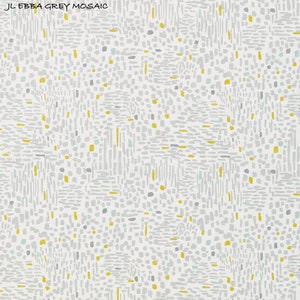 K&ouml;nnte beinhalten: Ein Stoffmuster mit dem Text JL EBBA GREY MOSAIC in der oberen linken Ecke. Das Muster besteht aus einem wei&szlig;en Hintergrund mit einem sich wiederholenden Mosaikdesign aus kleinen, unregelm&auml;&szlig;igen Formen in Hellgrau, Dunkelgrau und leuchtendem Gelb.