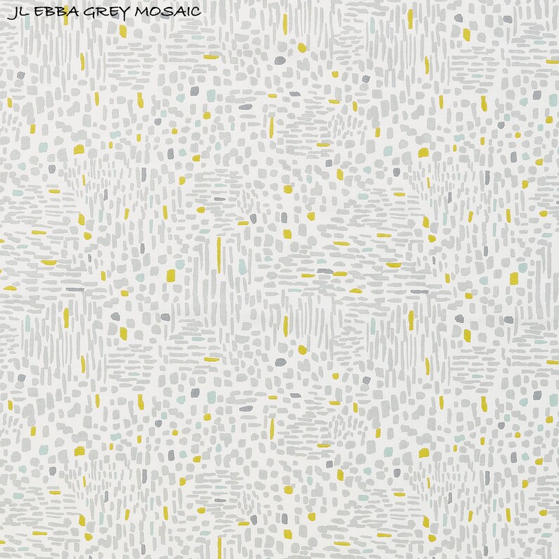 K&ouml;nnte beinhalten: Ein Stoffmuster mit dem Text JL EBBA GREY MOSAIC in der oberen linken Ecke. Das Muster besteht aus einem wei&szlig;en Hintergrund mit einem sich wiederholenden Mosaikdesign aus kleinen, unregelm&auml;&szlig;igen Formen in Hellgrau, Dunkelgrau und leuchtendem Gelb.