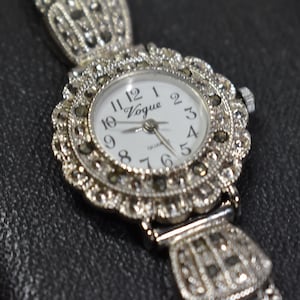 Vintage Vogue Women Quartz Watch Japan Movt 2035 Women Ladies Wristwatch Jewel Accessory Working