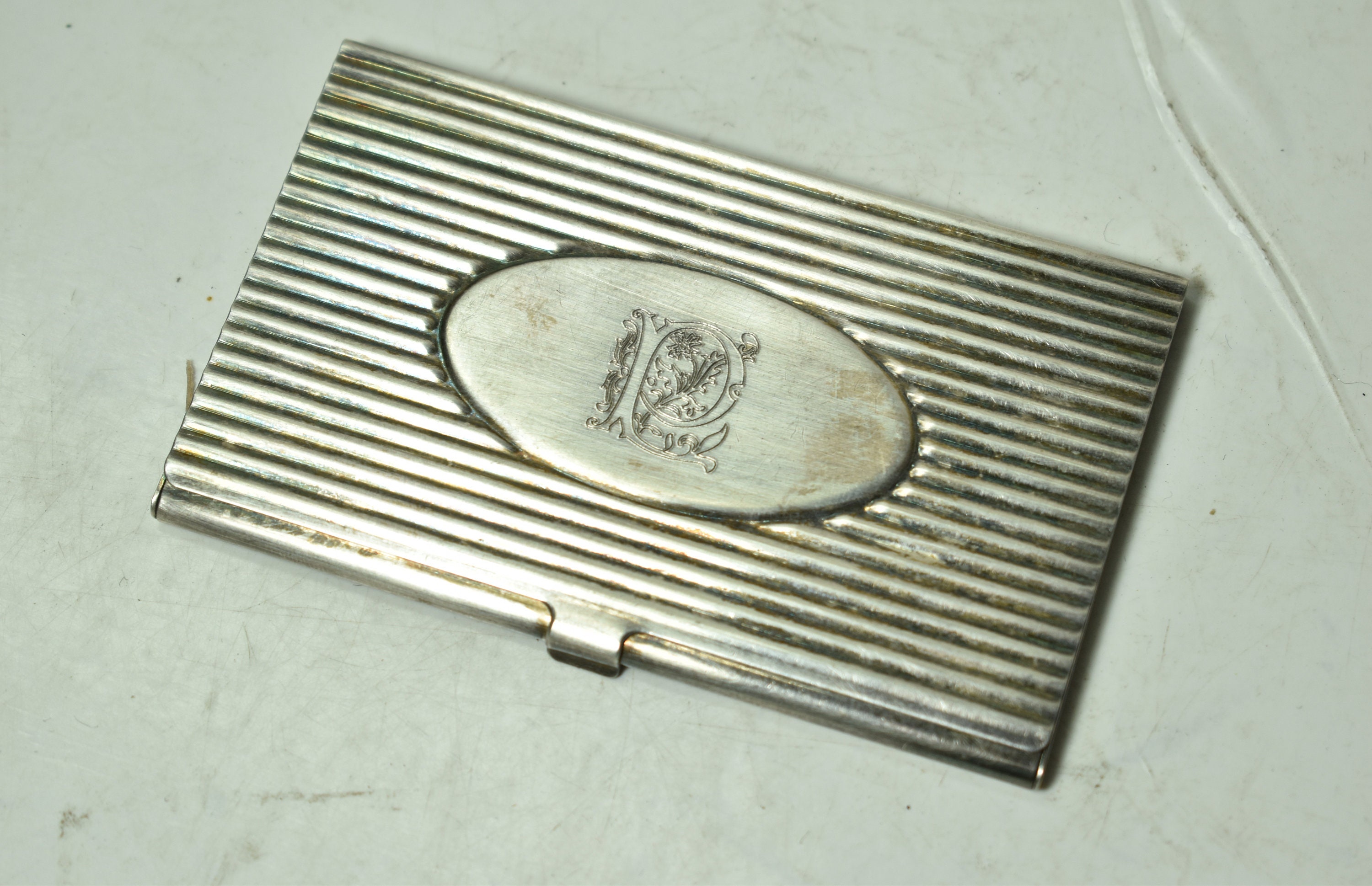 ◇THE MUSEUM VISITOR◇ L LOGO CARD WALLET SILVER METAL LOGO CARD WALLET (SILVER) : THE MUSEUM VISITOR
