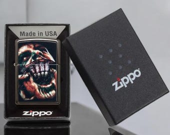 Spersonalizowana zapalniczka Zippo Horror – matowoczarna, z dzielonym cyferblatem i grawerunkiem od GIFTETCH